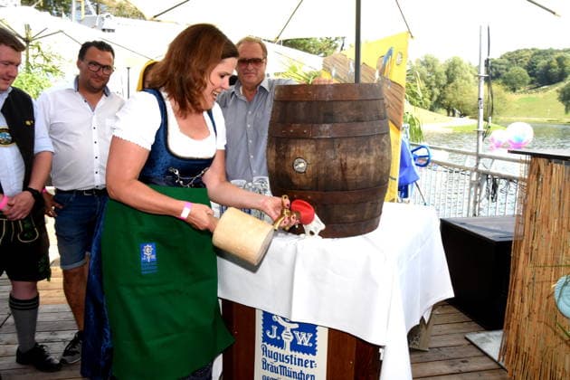 Verena Dietl Buergermeisterin Zapfte Bierfass an Muenchen 31.07.2026 Bar du Soleil auf dem Olympiasee Einladung zur Eröffnung Sommerfestival Muenchner Schausteller Verein e.V. Foto Muenchen *** Verena Dietl, Mayor, Tapped a Beer Keg in Munich on July 31, 2026, at Bar du Soleil on the Olympic Lake. Invitation to the Opening of the Summer Festival, Munich Showmen s Association e.V. Photo: Munich