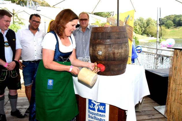 Verena Dietl Buergermeisterin Zapfte Bierfass an Muenchen 31.07.2026 Bar du Soleil auf dem Olympiasee Einladung zur Eröffnung Sommerfestival Muenchner Schausteller Verein e.V. Foto Muenchen *** Verena Dietl, Mayor, Tapped a Beer Keg in Munich on July 31, 2026, at Bar du Soleil on the Olympic Lake. Invitation to the Opening of the Summer Festival, Munich Showmen s Association e.V. Photo: Munich