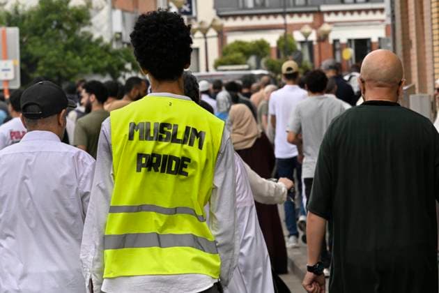 News Bilder des Tages Funeral Of Driss Atounane EVERE, BELGIUM - JULY 31: Prayer gathering in Schaerbeek departs to the funeral of Driss Atounane in Evere, a man with a Muslim Pride safety jacket walks along pictured on July 31, 2026 in Evere, Belgium, 31 07 2026 Evere Belgium  Copyright: xPhilipxReynaersx