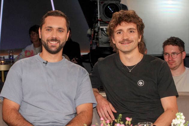 ABB TALKSHOW- Vincent Goymann rechts mit umsegelte nach dem Abitur mit seinem Freund Tim Hund fuenf Jahre lang die Welt zu Gast in der NDR Talkshow , aus dem NDR 3 Studio am Freitag 31.07.2027 in Hamburg Aufzeichnung vom 19.06.2026 Hamburg Deutschland *** ABB TALK SHOW: Vincent Goymann (right), who sailed around the world with his friend Tim Hund for five years after graduating from high school, was a guest on the NDR talk show, from the NDR 3 studio on Friday, July 31, 2027, in Hamburg; recorded on June 19, 2026, in Hamburg, Germany