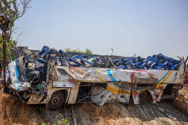 News Bilder des Tages At least 25 killed, 44 injured as passenger bus overturns in northern Algeria BOUMERDES, ALGERIA - JULY 31: Emergency and search-and-rescue teams work at the scene where a passenger bus traveling from Setif veered off road and overturned in Boumerdes province, northern Algeria, on July 31, 2026. At least 25 people were killed and 44 others injured after the tragic accident on Friday, the country s Civil Protection said. Hamza Zait Anadolu Boumerdes Algeria. Editorial use only. Please get in touch for any other usage.  Copyright: x2026xAnadoluxHamzaxZaitx
