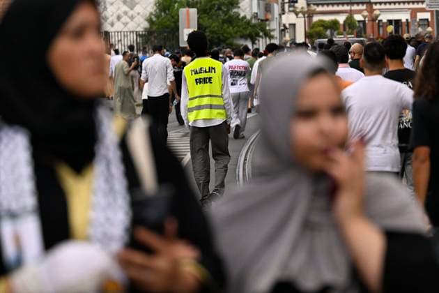 Funeral Of Driss Atounane EVERE, BELGIUM - JULY 31: Prayer gathering in Schaerbeek departs to the funeral of Driss Atounane in Evere, a man with a Muslim Pride safety jacket walks along pictured on July 31, 2026 in Evere, Belgium, 31 07 2026 Evere Belgium  Copyright: xPhilipxReynaersx