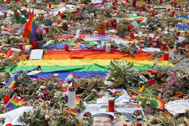 News Bilder des Tages Berlin, Deutschland, 31.07.2026: Pariser Platz: Vor dem Brandenburger Tor haben Menschen in Trauer Blumen abgelegt, um der Opfer des Anschlags auf den Christopher-Street-Day zu gedenken. *** Berlin, Germany, July 31, 2026, Pariser Platz: In front of the Brandenburg Gate, mourners laid flowers to commemorate the victims of the attack on Christopher Street Day. Copyright: xdtsxNachrichtenagenturx dts_129144