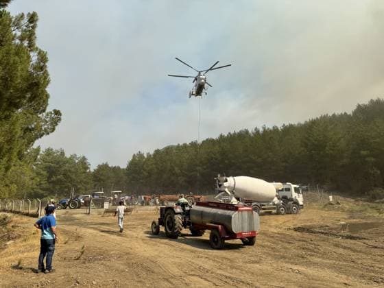 Firefighting efforts continue in Turkiye s Fethiye MUGLA, TURKIYE - JULY 31: A helicopter carries water to extinguish fire as smoke from the fire area fills the sky while firefighters, Turkish General Directorate of Forestry teams and citizens continue their efforts by air and land to extinguish the fire that broke out in the forest area in Fethiye district of Mugla, Turkiye on July 31, 2026. Onur Cadir Anadolu Mugla Turkey. Editorial use only. Please get in touch for any other usage.  Copyright: x2026xAnadoluxOnurxCadirx