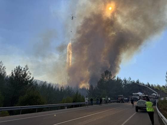 Firefighting efforts continue in Turkiye s Fethiye MUGLA, TURKIYE - JULY 31: A helicopter drops water to extinguish fire as smoke from the fire area fills the sky while firefighters and Turkish General Directorate of Forestry teams continue their efforts by air and land to extinguish the fire that broke out in the forest area in Fethiye district of Mugla, Turkiye on July 31, 2026. Onur Cadir Anadolu Mugla Turkey. Editorial use only. Please get in touch for any other usage.  Copyright: x2026xAnadoluxOnurxCadirx