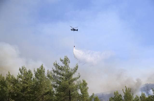 Firefighting efforts continue in Turkiye s Fethiye MUGLA, TURKIYE - JULY 31: A helicopter carries water to extinguish fire as firefighters, Turkish General Directorate of Forestry teams and citizens continue their efforts by air and land to extinguish the fire that broke out in the forest area in Fethiye district of Mugla, Turkiye on July 31, 2026. Ali Riza Akkir Anadolu Mugla Turkey. Editorial use only. Please get in touch for any other usage.  Copyright: x2026xAnadoluxAlixRizaxAkkirx
