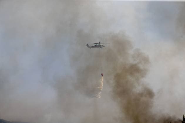 Firefighting efforts continue in Turkiye s Fethiye MUGLA, TURKIYE - JULY 31: A helicopter carries water to extinguish fire as firefighters, Turkish General Directorate of Forestry teams and citizens continue their efforts by air and land to extinguish the fire that broke out in the forest area in Fethiye district of Mugla, Turkiye on July 31, 2026. Ali Riza Akkir Anadolu Mugla Turkey. Editorial use only. Please get in touch for any other usage.  Copyright: x2026xAnadoluxAlixRizaxAkkirx