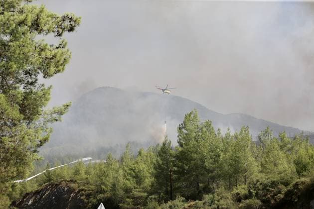 Firefighting efforts continue in Turkiye s Fethiye MUGLA, TURKIYE - JULY 31: A helicopter carries water to extinguish fire as firefighters, Turkish General Directorate of Forestry teams and citizens continue their efforts by air and land to extinguish the fire that broke out in the forest area in Fethiye district of Mugla, Turkiye on July 31, 2026. Ali Riza Akkir Anadolu Mugla Turkey. Editorial use only. Please get in touch for any other usage.  Copyright: x2026xAnadoluxAlixRizaxAkkirx