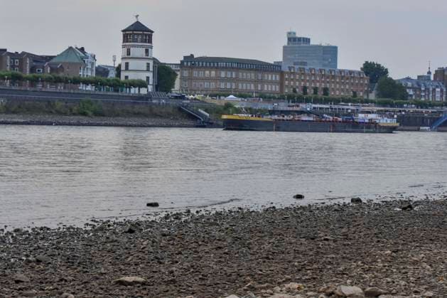 ABB RHEIN- Fahrwasser des Rhein Niedrigwasser Rheinufer, bei Düsseldorf Oberkassel Zur Zeit Eingeschrenkter Schiffsverkehr auf dem Rhein bei Oberkassel Rheinbruecke Binnenschiffer Lastschiff Frachtschiff Transportschiff Lastkahn zur Zeit nicht voll beladen auf dem Rhein Wasser unterwegs Düsselorf 31.07.2027 Der Rhein hat einen sehr niedrigen Wasserstand extremes Niedrigwasser Rheinpegel unter 40 cm Tendenz fallend NRW Deutschland *** ABB RHINE Rhine navigation channel Low water level Rhine riverbank, near Düsseldorf-Oberkassel Currently, restricted vessel traffic on the Rhine near Oberkassel Rhine Bridge inland waterway vessels cargo ship freight ship transport ship barge currently not fully loaded on the Rhine traveling on the water