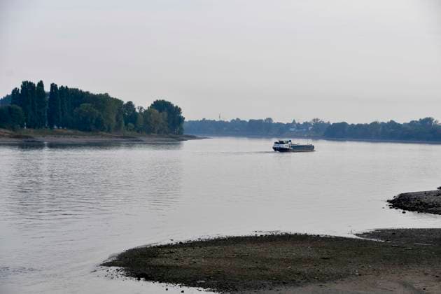 ABB RHEIN- Fahrwasser des Rhein Niedrigwasser Rheinufer, bei Düsseldorf Oberkassel Zur Zeit Eingeschrenkter Schiffsverkehr auf dem Rhein bei Oberkassel Rheinbruecke Binnenschiffer Lastschiff Frachtschiff Transportschiff Lastkahn zur Zeit nicht voll beladen auf dem Rhein Wasser unterwegs Düsselorf 31.07.2027 Der Rhein hat einen sehr niedrigen Wasserstand extremes Niedrigwasser Rheinpegel unter 40 cm Tendenz fallend NRW Deutschland *** ABB RHINE Rhine navigation channel Low water level Rhine riverbank, near Düsseldorf-Oberkassel Currently, restricted vessel traffic on the Rhine near Oberkassel Rhine Bridge inland waterway vessels cargo ship freight ship transport ship barge currently not fully loaded on the Rhine traveling on the water