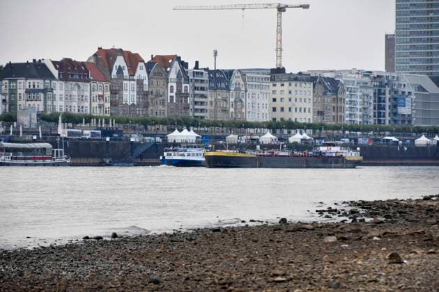 ABB RHEIN- Fahrwasser des Rhein Niedrigwasser Rheinufer, bei Düsseldorf Oberkassel Zur Zeit Eingeschrenkter Schiffsverkehr auf dem Rhein bei Oberkassel Rheinbruecke Binnenschiffer Lastschiff Frachtschiff Transportschiff Lastkahn zur Zeit nicht voll beladen auf dem Rhein Wasser unterwegs Düsselorf 31.07.2027 Der Rhein hat einen sehr niedrigen Wasserstand extremes Niedrigwasser Rheinpegel unter 40 cm Tendenz fallend NRW Deutschland *** ABB RHINE Rhine navigation channel Low water level Rhine riverbank, near Düsseldorf-Oberkassel Currently, restricted vessel traffic on the Rhine near Oberkassel Rhine Bridge inland waterway vessels cargo ship freight ship transport ship barge currently not fully loaded on the Rhine traveling on the water