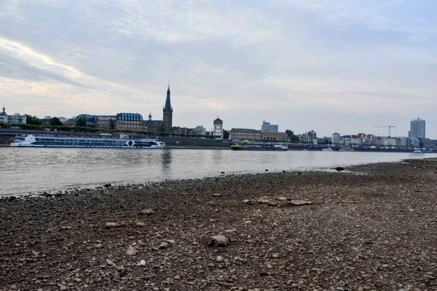 ABB RHEIN- Fahrwasser des Rhein Niedrigwasser Rheinufer, bei Düsseldorf Oberkassel Zur Zeit Eingeschrenkter Schiffsverkehr auf dem Rhein bei Oberkassel Rheinbruecke Binnenschiffer Lastschiff Frachtschiff Transportschiff Lastkahn zur Zeit nicht voll beladen auf dem Rhein Wasser unterwegs Düsselorf 31.07.2027 Der Rhein hat einen sehr niedrigen Wasserstand extremes Niedrigwasser Rheinpegel unter 40 cm Tendenz fallend NRW Deutschland *** ABB RHINE Rhine navigation channel Low water level Rhine riverbank, near Düsseldorf-Oberkassel Currently, restricted vessel traffic on the Rhine near Oberkassel Rhine Bridge inland waterway vessels cargo ship freight ship transport ship barge currently not fully loaded on the Rhine traveling on the water