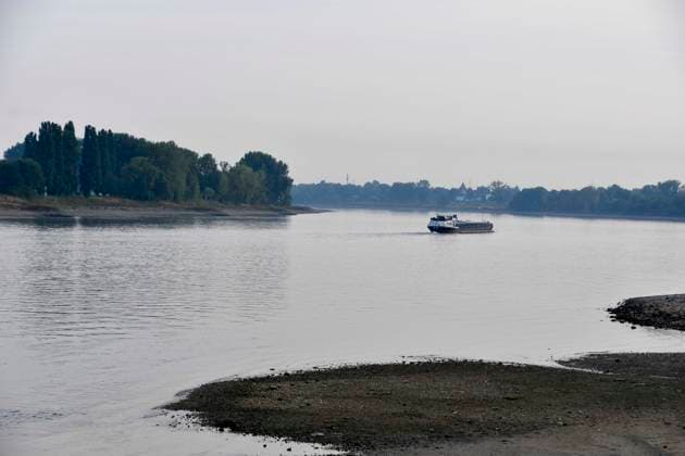 ABB RHEIN- Fahrwasser des Rhein Niedrigwasser Rheinufer, bei Düsseldorf Oberkassel Zur Zeit Eingeschrenkter Schiffsverkehr auf dem Rhein bei Oberkassel Rheinbruecke Binnenschiffer Lastschiff Frachtschiff Transportschiff Lastkahn zur Zeit nicht voll beladen auf dem Rhein Wasser unterwegs Düsselorf 31.07.2027 Der Rhein hat einen sehr niedrigen Wasserstand extremes Niedrigwasser Rheinpegel unter 40 cm Tendenz fallend NRW Deutschland *** ABB RHINE Rhine navigation channel Low water level Rhine riverbank, near Düsseldorf-Oberkassel Currently, restricted vessel traffic on the Rhine near Oberkassel Rhine Bridge inland waterway vessels cargo ship freight ship transport ship barge currently not fully loaded on the Rhine traveling on the water