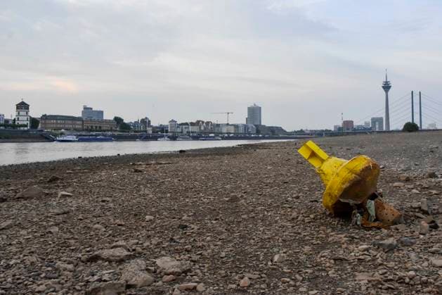 ABB RHEIN- Gelbe Fahrwasser Schiffs Matkierungs Boje Tonne liegt auf dem Grund des Rheins ausgetrocknetes Fahrwasser des Rhein Niedrigwasser Rheinufer, bei Düsseldorf Oberkassel Zur Zeit Eingeschrenkter Schiffsverkehr auf dem Rhein bei Oberkassel Rheinbruecke Binnenschiffer Lastschiff Frachtschiff Transportschiff Lastkahn zur Zeit nicht voll beladen auf dem Rhein Wasser unterwegs Düsselorf 31.07.2027 Der Rhein hat einen sehr niedrigen Wasserstand extremes Niedrigwasser Rheinpegel unter 40 cm Tendenz fallend NRW Deutschland *** ABB RHINE Yellow Channel Marker Buoy Lying on the Bottom of the Rhine in the Dry Channel of the Rhine at Low Water Level on the Rhine Bank, near Düsseldorf-Oberkassel. Currently, shipping traffic on the Rhine ne