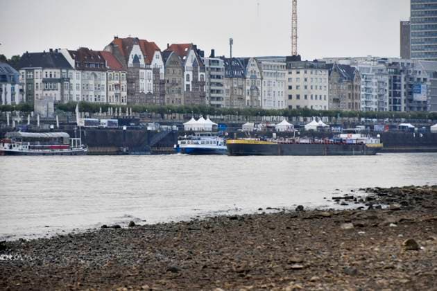 ABB RHEIN- Fahrwasser des Rhein Niedrigwasser Rheinufer, bei Düsseldorf Oberkassel Zur Zeit Eingeschrenkter Schiffsverkehr auf dem Rhein bei Oberkassel Rheinbruecke Binnenschiffer Lastschiff Frachtschiff Transportschiff Lastkahn zur Zeit nicht voll beladen auf dem Rhein Wasser unterwegs Düsselorf 31.07.2027 Der Rhein hat einen sehr niedrigen Wasserstand extremes Niedrigwasser Rheinpegel unter 40 cm Tendenz fallend NRW Deutschland *** ABB RHINE Rhine navigation channel Low water level Rhine riverbank, near Düsseldorf-Oberkassel Currently, restricted vessel traffic on the Rhine near Oberkassel Rhine Bridge inland waterway vessels cargo ship freight ship transport ship barge currently not fully loaded on the Rhine traveling on the water