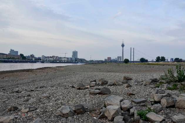 ABB RHEIN- Fahrwasser des Rhein Niedrigwasser Rheinufer, bei Düsseldorf Oberkassel Zur Zeit Eingeschrenkter Schiffsverkehr auf dem Rhein bei Oberkassel Rheinbruecke Binnenschiffer Lastschiff Frachtschiff Transportschiff Lastkahn zur Zeit nicht voll beladen auf dem Rhein Wasser unterwegs Düsselorf 31.07.2027 Der Rhein hat einen sehr niedrigen Wasserstand extremes Niedrigwasser Rheinpegel unter 40 cm Tendenz fallend NRW Deutschland *** ABB RHINE Rhine navigation channel Low water level Rhine riverbank, near Düsseldorf-Oberkassel Currently, restricted vessel traffic on the Rhine near Oberkassel Rhine Bridge inland waterway vessels cargo ship freight ship transport ship barge currently not fully loaded on the Rhine traveling on the water