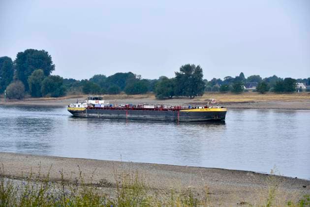 ABB RHEIN- Stolt Main ist ein Binnentankschiff (Typ C) im Fahrwasser des Rhein Niedrigwasser Rheinufer, bei Düsseldorf Oberkassel Zur Zeit Eingeschrenkter Schiffsverkehr auf dem Rhein bei Oberkassel Rheinbruecke Binnenschiffer Lastschiff Frachtschiff Transportschiff Lastkahn zur Zeit nicht voll beladen auf dem Rhein Wasser unterwegs Düsselorf 31.07.2027 Der Rhein hat einen sehr niedrigen Wasserstand extremes Niedrigwasser Rheinpegel unter 40 cm Tendenz fallend NRW Deutschland *** ABB RHEIN Stolt Main is a Type C inland tanker in the Rhine navigation channel on the low-water side of the Rhine, near Düsseldorf-Oberkassel. Currently, vessel traffic on the Rhine near Oberkassel is restricted. Rhine Bridge. Inland waterway vessel, cargo s