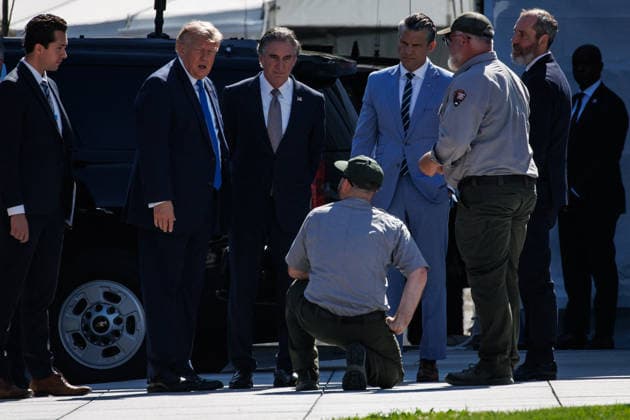 DC: President Trump Inspects Restoration Work Before Departing White House U.S. President Donald Trump inspects some of the restoration work being done on the White House with U.S. Secretary of the Interior Doug Burgum and U.S. Secretary of Defense Pete Hegseth before departing for Camp David on July 31, 2026 in Washington, D.C. Trump is holding a cabinet meeting at Camp David today before heading to his private golf course in Bedminster, New Jersey where he will spend the weekend. (Photo by Samuel Corum Pool ABACAPRESS.COM) Washington DC United States  Copyright: xPool ABACAx