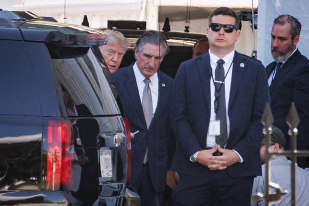 DC: President Trump Inspects Restoration Work Before Departing White House U.S. President Donald Trump inspects some of the restoration work being done on the White House with U.S. Secretary of the Interior Doug Burgum before departing for Camp David on July 31, 2026 in Washington, D.C. Trump is holding a cabinet meeting at Camp David today before heading to his private golf course in Bedminster, New Jersey where he will spend the weekend. (Photo by Samuel Corum Pool ABACAPRESS.COM) Washington DC United States  Copyright: xPool ABACAx