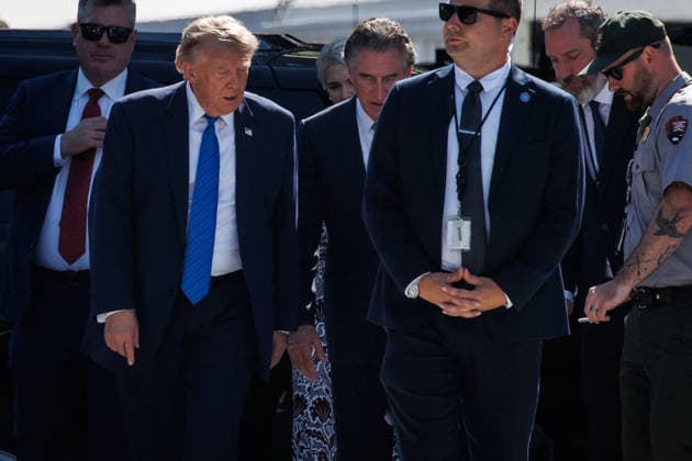 DC: President Trump Inspects Restoration Work Before Departing White House U.S. President Donald Trump inspects some of the restoration work being done on the White House with U.S. Secretary of the Interior Doug Burgum before departing for Camp David on July 31, 2026 in Washington, D.C. Trump is holding a cabinet meeting at Camp David today before heading to his private golf course in Bedminster, New Jersey where he will spend the weekend. (Photo by Samuel Corum Pool ABACAPRESS.COM) Washington DC United States  Copyright: xPool ABACAx