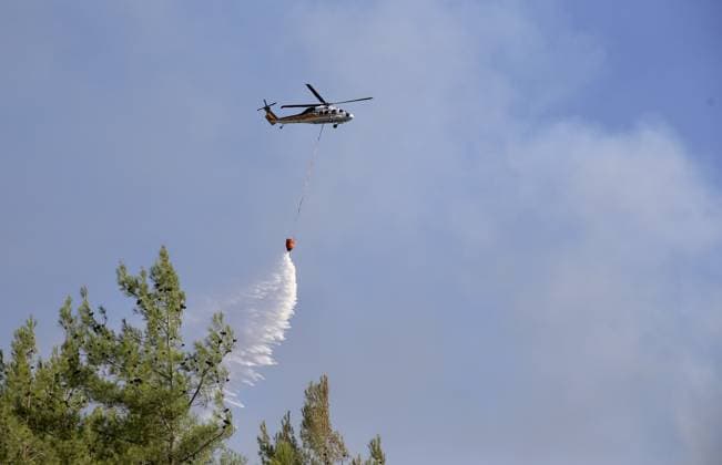 Firefighting efforts continue in Turkiye s Fethiye MUGLA, TURKIYE - JULY 31: A helicopter carries water to extinguish fire as firefighters, Turkish General Directorate of Forestry teams and citizens continue their efforts by air and land to extinguish the fire that broke out in the forest area in Fethiye district of Mugla, Turkiye on July 31, 2026. Ali Riza Akkir Anadolu Mugla Turkey. Editorial use only. Please get in touch for any other usage.  Copyright: x2026xAnadoluxAlixRizaxAkkirx