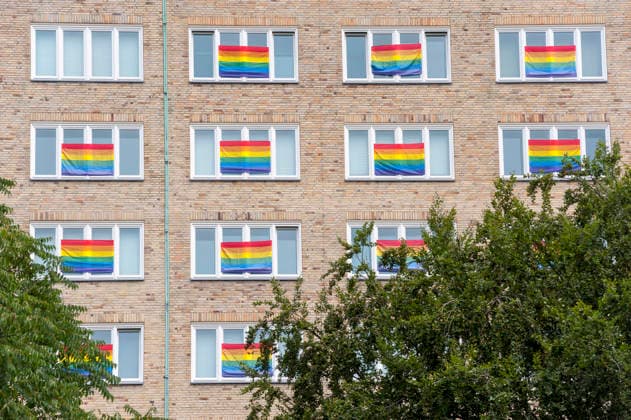 News Bilder des Tages Regenbogenfahnen in Fenstern der Grindel-Hochhäuser 20260731ad843 20260731ad843 CSD Week 2026 Hamburg Pride Week, Vielfalt, Gleichberechtigung, Regenbogen, Akzeptanz, Toleranz, Menschenrechte, Solidarität, Sichtbarkeit, Community, Liebe, Freiheit, Protest, Aktivismus, Gleichstellung, Inklusion, Stolz, sexuelle Orientierung, Flagge, Fahne Diversität, LGBTQIA+, Zusammenhalt, Unterstützung, Pride-Bewegung, Hamburg Hamburg Deutschland Germany *** Rainbow flags in the windows of the Grindel high-rises 20260731ad843 20260731ad843 CSD Week 2026 Hamburg Pride Week, Diversity, Equality, Rainbow, Acceptance, Tolerance, Human Rights, Solidarity, Visibility, Community, Love, Freedom, Protest, Activism, Equity, Inclusion, Pride, Sexual Orientation Copyright: xAchimxDuwentästerx