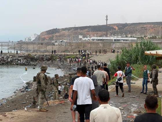 Migrants who entered Ceuta are beginning to return voluntarily to Morocco. Dozens of migrants are walking back to Morocco as of July 31, 2026, in Ceuta, Spain. Hundreds of people who entered Ceuta en masse in recent hours are beginning to voluntarily return to Morocco via the border breakwater. The returns began late last night. Meanwhile, migrants continue to enter the autonomous city, although the influx—which did not let up during the early morning hours—has been gradually decreasing since early this morning, July 31, 2026. MIGRATION CRISIS Europa Press July 31, 2026 CEUTA CEUTA, Spain  Copyright: xEuropaxPressx 7697361