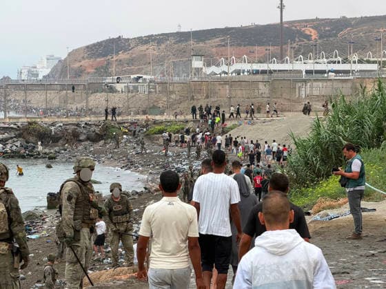 Migrants who entered Ceuta are beginning to return voluntarily to Morocco. Dozens of migrants are walking back to Morocco as of July 31, 2026, in Ceuta, Spain. Hundreds of people who entered Ceuta en masse in recent hours are beginning to voluntarily return to Morocco via the border breakwater. The returns began late last night. Meanwhile, migrants continue to enter the autonomous city, although the influx—which did not let up during the early morning hours—has been gradually decreasing since early this morning, July 31, 2026. MIGRATION CRISIS (BLURRED) Europa Press July 31, 2026 CEUTA CEUTA, Spain  Copyright: xEuropaxPressx 7697365