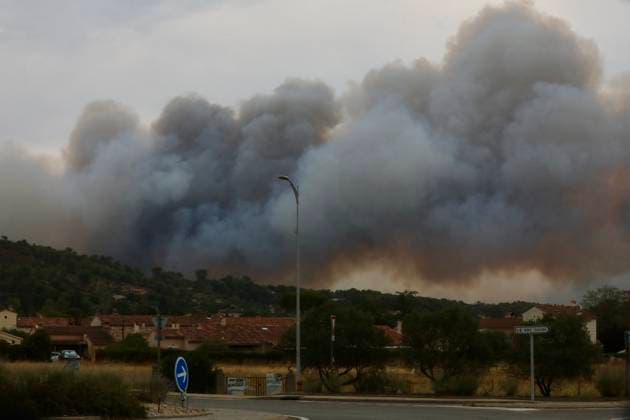 FIRE IN THE VAR REGION IN MONTFORT PHOTOPQR NICE MATIN BOUTRIA LUC 07 31 2026 Photo by Boutria Luc, Nice Matin, Varmatin FIRE IN THE VAR REGION IN MONTFORT Driven by gusts of mistral wind, the blaze is spreading rapidly, creating alarming fire jumps toward Montfort-sur-Argens. Faced with the imminent danger, the Var Prefecture immediately activated the FR Alert system, sending emergency notifications to the cell phones of residents in the area. Montfort-sur-Argens, Var, France, July 31, 2026 – Firefighters battle a flare-up of the Gros Bessillon wildfire near Montfort-sur-Argens as strong mistral winds drive the flames toward the village, France  Copyright: xPHOTOPQR NICExMATIN MAXPPPxBOUTRIAxLUCx 20260731NIM1112 20260731NIM1112