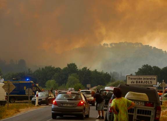 FIRE IN THE VAR REGION IN MONTFORT PHOTOPQR NICE MATIN BOUTRIA LUC 07 31 2026 Photo by Boutria Luc, Nice Matin, Varmatin FIRE IN THE VAR REGION IN MONTFORT Driven by gusts of mistral wind, the blaze is spreading rapidly, creating alarming fire jumps toward Montfort-sur-Argens. Faced with the imminent danger, the Var Prefecture immediately activated the FR Alert system, sending emergency notifications to the cell phones of residents in the area. Montfort-sur-Argens, Var, France, July 31, 2026 – Firefighters battle a flare-up of the Gros Bessillon wildfire near Montfort-sur-Argens as strong mistral winds drive the flames toward the village, France  Copyright: xPHOTOPQR NICExMATIN MAXPPPxBOUTRIAxLUCx 20260731NIM1116 20260731NIM1116