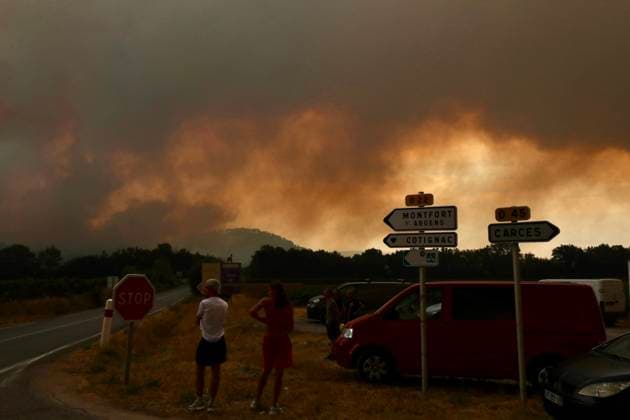 FIRE IN THE VAR REGION IN MONTFORT PHOTOPQR NICE MATIN BOUTRIA LUC 07 31 2026 Photo by Boutria Luc, Nice Matin, Varmatin FIRE IN THE VAR REGION IN MONTFORT Driven by gusts of mistral wind, the blaze is spreading rapidly, creating alarming fire jumps toward Montfort-sur-Argens. Faced with the imminent danger, the Var Prefecture immediately activated the FR Alert system, sending emergency notifications to the cell phones of residents in the area. Montfort-sur-Argens, Var, France, July 31, 2026 – Firefighters battle a flare-up of the Gros Bessillon wildfire near Montfort-sur-Argens as strong mistral winds drive the flames toward the village, France  Copyright: xPHOTOPQR NICExMATIN MAXPPPxBOUTRIAxLUCx 20260731NIM1119 20260731NIM1119