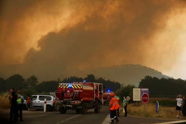 FIRE IN THE VAR REGION IN MONTFORT PHOTOPQR NICE MATIN BOUTRIA LUC 07 31 2026 Photo by Boutria Luc, Nice Matin, Varmatin FIRE IN THE VAR REGION IN MONTFORT Driven by gusts of mistral wind, the blaze is spreading rapidly, creating alarming fire jumps toward Montfort-sur-Argens. Faced with the imminent danger, the Var Prefecture immediately activated the FR Alert system, sending emergency notifications to the cell phones of residents in the area. Montfort-sur-Argens, Var, France, July 31, 2026 – Firefighters battle a flare-up of the Gros Bessillon wildfire near Montfort-sur-Argens as strong mistral winds drive the flames toward the village, France  Copyright: xPHOTOPQR NICExMATIN MAXPPPxBOUTRIAxLUCx 20260731NIM1121 20260731NIM1121