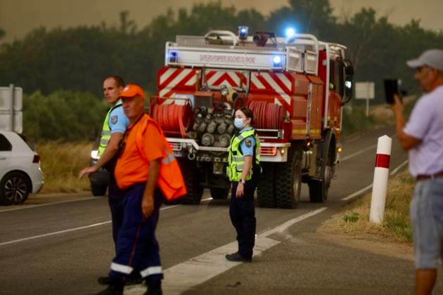 FIRE IN THE VAR REGION IN MONTFORT PHOTOPQR NICE MATIN BOUTRIA LUC 07 31 2026 Photo by Boutria Luc, Nice Matin, Varmatin FIRE IN THE VAR REGION IN MONTFORT Driven by gusts of mistral wind, the blaze is spreading rapidly, creating alarming fire jumps toward Montfort-sur-Argens. Faced with the imminent danger, the Var Prefecture immediately activated the FR Alert system, sending emergency notifications to the cell phones of residents in the area. Montfort-sur-Argens, Var, France, July 31, 2026 – Firefighters battle a flare-up of the Gros Bessillon wildfire near Montfort-sur-Argens as strong mistral winds drive the flames toward the village, France  Copyright: xPHOTOPQR NICExMATIN MAXPPPxBOUTRIAxLUCx 20260731NIM1122 20260731NIM1122