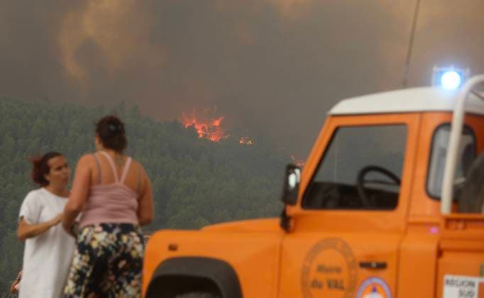 FIRE IN THE VAR REGION IN MONTFORT PHOTOPQR NICE MATIN BOUTRIA LUC 07 31 2026 Photo by Boutria Luc, Nice Matin, Varmatin FIRE IN THE VAR REGION IN MONTFORT Driven by gusts of mistral wind, the blaze is spreading rapidly, creating alarming fire jumps toward Montfort-sur-Argens. Faced with the imminent danger, the Var Prefecture immediately activated the FR Alert system, sending emergency notifications to the cell phones of residents in the area. Montfort-sur-Argens, Var, France, July 31, 2026 – Firefighters battle a flare-up of the Gros Bessillon wildfire near Montfort-sur-Argens as strong mistral winds drive the flames toward the village, France  Copyright: xPHOTOPQR NICExMATIN MAXPPPxBOUTRIAxLUCx 20260731NIM1127 20260731NIM1127