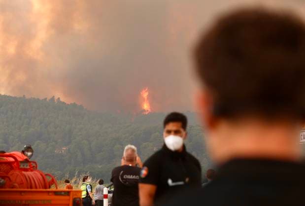FIRE IN THE VAR REGION IN MONTFORT PHOTOPQR NICE MATIN BOUTRIA LUC 07 31 2026 Photo by Boutria Luc, Nice Matin, Varmatin FIRE IN THE VAR REGION IN MONTFORT Driven by gusts of mistral wind, the blaze is spreading rapidly, creating alarming fire jumps toward Montfort-sur-Argens. Faced with the imminent danger, the Var Prefecture immediately activated the FR Alert system, sending emergency notifications to the cell phones of residents in the area. Montfort-sur-Argens, Var, France, July 31, 2026 – Firefighters battle a flare-up of the Gros Bessillon wildfire near Montfort-sur-Argens as strong mistral winds drive the flames toward the village, France  Copyright: xPHOTOPQR NICExMATIN MAXPPPxBOUTRIAxLUCx 20260731NIM1130 20260731NIM1130