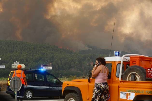 FIRE IN THE VAR REGION IN MONTFORT PHOTOPQR NICE MATIN BOUTRIA LUC 07 31 2026 Photo by Boutria Luc, Nice Matin, Varmatin FIRE IN THE VAR REGION IN MONTFORT Driven by gusts of mistral wind, the blaze is spreading rapidly, creating alarming fire jumps toward Montfort-sur-Argens. Faced with the imminent danger, the Var Prefecture immediately activated the FR Alert system, sending emergency notifications to the cell phones of residents in the area. Montfort-sur-Argens, Var, France, July 31, 2026 – Firefighters battle a flare-up of the Gros Bessillon wildfire near Montfort-sur-Argens as strong mistral winds drive the flames toward the village, France  Copyright: xPHOTOPQR NICExMATIN MAXPPPxBOUTRIAxLUCx 20260731NIM1136 20260731NIM1136