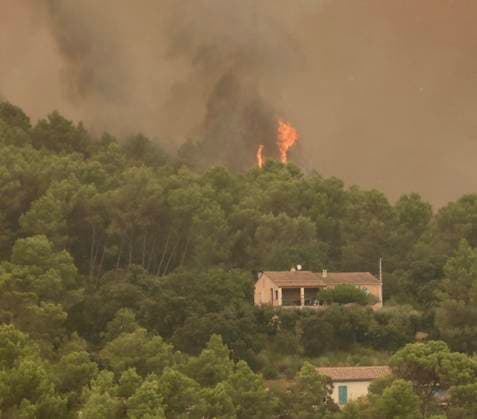 FIRE IN THE VAR REGION IN MONTFORT PHOTOPQR NICE MATIN BOUTRIA LUC 07 31 2026 Photo by Boutria Luc, Nice Matin, Varmatin FIRE IN THE VAR REGION IN MONTFORT Driven by gusts of mistral wind, the blaze is spreading rapidly, creating alarming fire jumps toward Montfort-sur-Argens. Faced with the imminent danger, the Var Prefecture immediately activated the FR Alert system, sending emergency notifications to the cell phones of residents in the area. Montfort-sur-Argens, Var, France, July 31, 2026 – Firefighters battle a flare-up of the Gros Bessillon wildfire near Montfort-sur-Argens as strong mistral winds drive the flames toward the village, France  Copyright: xPHOTOPQR NICExMATIN MAXPPPxBOUTRIAxLUCx 20260731NIM1142 20260731NIM1142