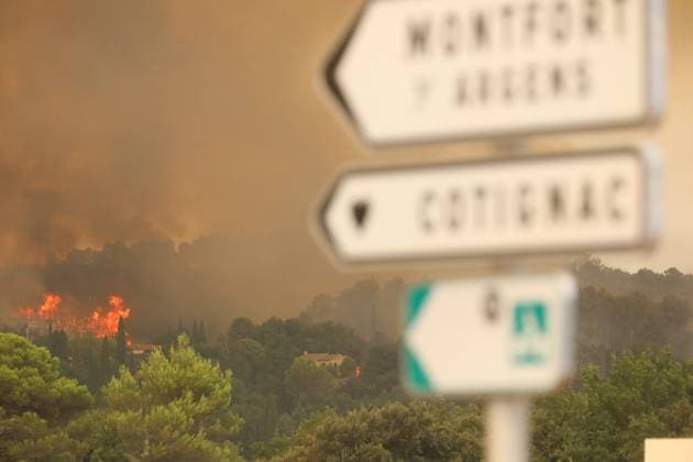 FIRE IN THE VAR REGION IN MONTFORT PHOTOPQR NICE MATIN BOUTRIA LUC 07 31 2026 Photo by Boutria Luc, Nice Matin, Varmatin FIRE IN THE VAR REGION IN MONTFORT Driven by gusts of mistral wind, the blaze is spreading rapidly, creating alarming fire jumps toward Montfort-sur-Argens. Faced with the imminent danger, the Var Prefecture immediately activated the FR Alert system, sending emergency notifications to the cell phones of residents in the area. Montfort-sur-Argens, Var, France, July 31, 2026 – Firefighters battle a flare-up of the Gros Bessillon wildfire near Montfort-sur-Argens as strong mistral winds drive the flames toward the village, France  Copyright: xPHOTOPQR NICExMATIN MAXPPPxBOUTRIAxLUCx 20260731NIM1137 20260731NIM1137
