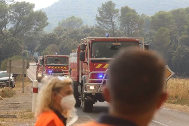 FIRE IN THE VAR REGION IN MONTFORT PHOTOPQR NICE MATIN BOUTRIA LUC 07 31 2026 Photo by Boutria Luc, Nice Matin, Varmatin FIRE IN THE VAR REGION IN MONTFORT Driven by gusts of mistral wind, the blaze is spreading rapidly, creating alarming fire jumps toward Montfort-sur-Argens. Faced with the imminent danger, the Var Prefecture immediately activated the FR Alert system, sending emergency notifications to the cell phones of residents in the area. Montfort-sur-Argens, Var, France, July 31, 2026 – Firefighters battle a flare-up of the Gros Bessillon wildfire near Montfort-sur-Argens as strong mistral winds drive the flames toward the village, France  Copyright: xPHOTOPQR NICExMATIN MAXPPPxBOUTRIAxLUCx 20260731NIM1149 20260731NIM1149