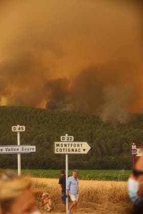 FIRE IN THE VAR REGION IN MONTFORT PHOTOPQR NICE MATIN BOUTRIA LUC 07 31 2026 Photo by Boutria Luc, Nice Matin, Varmatin FIRE IN THE VAR REGION IN MONTFORT Driven by gusts of mistral wind, the blaze is spreading rapidly, creating alarming fire jumps toward Montfort-sur-Argens. Faced with the imminent danger, the Var Prefecture immediately activated the FR Alert system, sending emergency notifications to the cell phones of residents in the area. Montfort-sur-Argens, Var, France, July 31, 2026 – Firefighters battle a flare-up of the Gros Bessillon wildfire near Montfort-sur-Argens as strong mistral winds drive the flames toward the village, France  Copyright: xPHOTOPQR NICExMATIN MAXPPPxBOUTRIAxLUCx 20260731NIM1148 20260731NIM1151