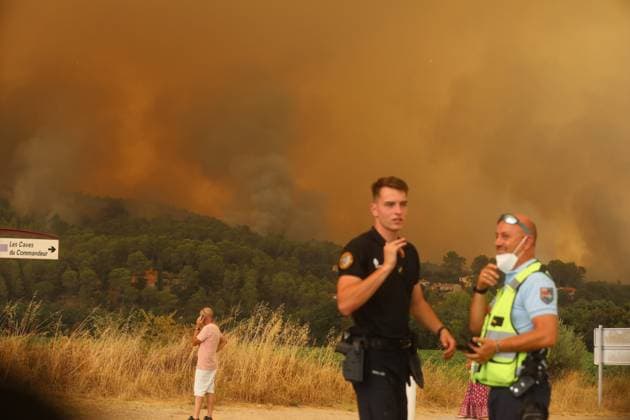 FIRE IN THE VAR REGION IN MONTFORT PHOTOPQR NICE MATIN BOUTRIA LUC 07 31 2026 Photo by Boutria Luc, Nice Matin, Varmatin FIRE IN THE VAR REGION IN MONTFORT Driven by gusts of mistral wind, the blaze is spreading rapidly, creating alarming fire jumps toward Montfort-sur-Argens. Faced with the imminent danger, the Var Prefecture immediately activated the FR Alert system, sending emergency notifications to the cell phones of residents in the area. Montfort-sur-Argens, Var, France, July 31, 2026 – Firefighters battle a flare-up of the Gros Bessillon wildfire near Montfort-sur-Argens as strong mistral winds drive the flames toward the village, France  Copyright: xPHOTOPQR NICExMATIN MAXPPPxBOUTRIAxLUCx 20260731NIM1148 20260731NIM1153