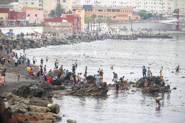 Ceuta wakes up to a steady stream of people from Morocco and thousands of young people wandering the streets. Dozens of people continue to try to cross the border as of July 31, 2026, in Ceuta, Spain. The autonomous city of Ceuta awoke to a large number of people who continued to enter from Morocco early this morning, following a night in which the influx through the border area never ceased. Thousands of migrants have entered the autonomous city today by swimming and also on on foot, skirting the breakwater that separates the autonomous city from Morocco. Police sources specify that more than 20,000 people are believed to have entered Spain. JULY 31, 2026 MIGRATION CRISIS Ceuta, Spain  Copyright: xMarcosxMorenox 7697383