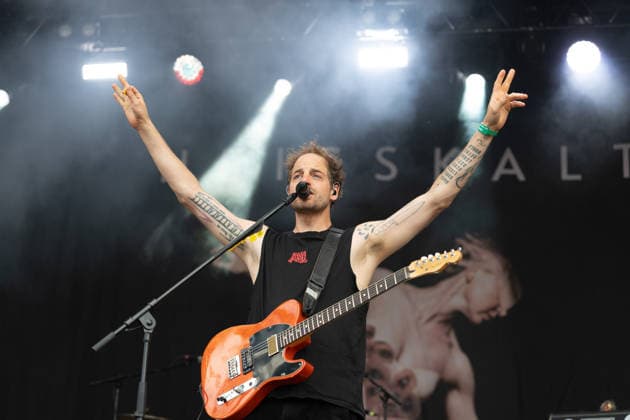 Green Juice Festival 2026 - HEISSKALT Mathias BLOECH (Gesang, Gitarre) - Die Stuttgarter Alternative Rock Band Heisskalt beim Open Air Live Auftritt auf der Mainstage beim Green Juice Festival im Park Neu-Vilich in Bonn Bonn Neu-Vilich Nordrhein-Westfalen Deutschland *** Green Juice Festival 2026 HEISSKALT Mathias BLOECH Vocals, Guitar The Stuttgart-based alternative rock band Heisskalt performing live on the main stage at the Green Juice Festival in Park Neu Vilich in Bonn, Bonn Neu Vilich, North Rhine-Westphalia, Germany Copyright: xMarcxJohnx