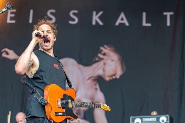 Green Juice Festival 2026 - HEISSKALT Mathias BLOECH (Gesang, Gitarre) - Die Stuttgarter Alternative Rock Band Heisskalt beim Open Air Live Auftritt auf der Mainstage beim Green Juice Festival im Park Neu-Vilich in Bonn Bonn Neu-Vilich Nordrhein-Westfalen Deutschland *** Green Juice Festival 2026 HEISSKALT Mathias BLOECH Vocals, Guitar The Stuttgart-based alternative rock band Heisskalt performing live outdoors on the main stage at the Green Juice Festival in Park Neu Vilich in Bonn, Bonn Neu Vilich, North Rhine-Westphalia, Germany Copyright: xMarcxJohnx