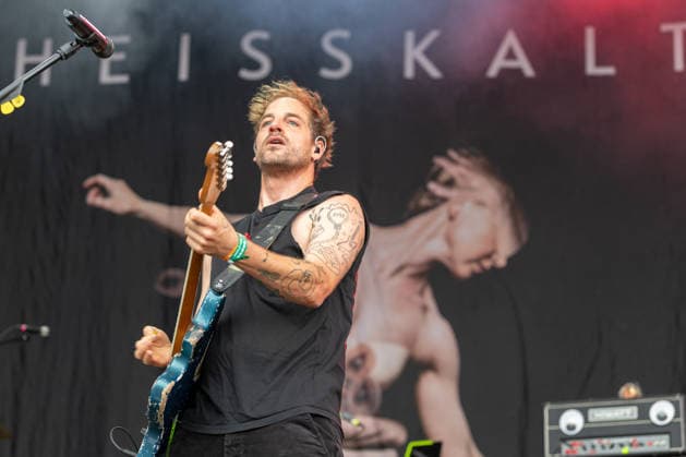 Green Juice Festival 2026 - HEISSKALT Mathias BLOECH (Gesang, Gitarre) - Die Stuttgarter Alternative Rock Band Heisskalt beim Open Air Live Auftritt auf der Mainstage beim Green Juice Festival im Park Neu-Vilich in Bonn Bonn Neu-Vilich Nordrhein-Westfalen Deutschland *** Green Juice Festival 2026 HEISSKALT Mathias BLOECH Vocals, Guitar The Stuttgart-based alternative rock band Heisskalt performing live on the main stage at the Green Juice Festival in Park Neu Vilich in Bonn, Bonn Neu Vilich, North Rhine-Westphalia, Germany Copyright: xMarcxJohnx
