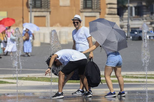 Fourth heatwave in Italy ROME, ITALY, JULY 31: Tourists refresh themselves at fountains in St. John Lateran Square, Rome, Italy, on July 31, 2026. The fourth heatwave driven by an African anticyclone has hit Italy, with the Health Ministry placing 11 cities under its highest heat alert and expected to add more in the coming days, as temperatures are forecast to exceed 40 degrees Celsius. Riccardo De Luca Anadolu Rome Italy. Editorial use only. Please get in touch for any other usage.  Copyright: x2026xAnadoluxRiccardoxDexLucax