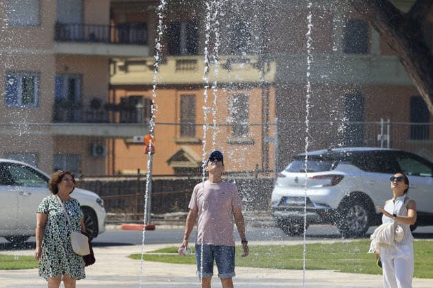 Fourth heatwave in Italy ROME, ITALY, JULY 31: Tourists refresh themselves at fountains in St. John Lateran Square, Rome, Italy, on July 31, 2026. The fourth heatwave driven by an African anticyclone has hit Italy, with the Health Ministry placing 11 cities under its highest heat alert and expected to add more in the coming days, as temperatures are forecast to exceed 40 degrees Celsius. Riccardo De Luca Anadolu Rome Italy. Editorial use only. Please get in touch for any other usage.  Copyright: x2026xAnadoluxRiccardoxDexLucax