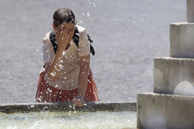 Fourth heatwave in Italy ROME, ITALY, JULY 31: A tourist refreshes herself at a fountain in Piazza del Popolo, Rome, Italy, on July 31, 2026. The fourth heatwave driven by an African anticyclone has hit Italy, with the Health Ministry placing 11 cities under its highest heat alert and expected to add more in the coming days, as temperatures are forecast to exceed 40 degrees Celsius. Riccardo De Luca Anadolu Rome Italy. Editorial use only. Please get in touch for any other usage.  Copyright: x2026xAnadoluxRiccardoxDexLucax