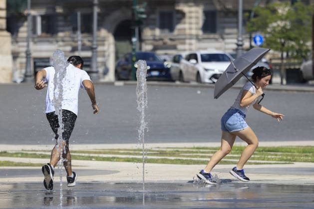 Fourth heatwave in Italy ROME, ITALY, JULY 31: Tourists run past fountains in St. John Lateran Square, Rome, Italy, on July 31, 2026. The fourth heatwave driven by an African anticyclone has hit Italy, with the Health Ministry placing 11 cities under its highest heat alert and expected to add more in the coming days, as temperatures are forecast to exceed 40 degrees Celsius. Riccardo De Luca Anadolu Rome Italy. Editorial use only. Please get in touch for any other usage.  Copyright: x2026xAnadoluxRiccardoxDexLucax