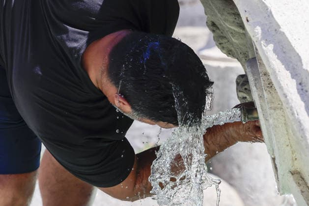 Fourth heatwave in Italy ROME, ITALY, JULY 31: A tourist refreshes himself at the Barcaccia fountain in Rome, Italy, on July 31, 2026. The fourth heatwave driven by an African anticyclone has hit Italy, with the Health Ministry placing 11 cities under its highest heat alert and expected to add more in the coming days, as temperatures are forecast to exceed 40 degrees Celsius. Riccardo De Luca Anadolu Rome Italy. Editorial use only. Please get in touch for any other usage.  Copyright: x2026xAnadoluxRiccardoxDexLucax